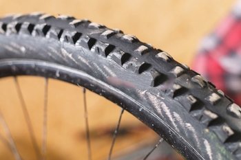 best width for mountain bike tires for good cornering